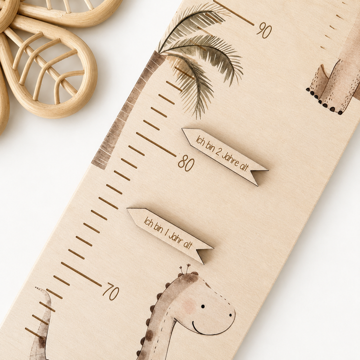 personalisierbare Kindermesslatte mit kinderechten Dinos