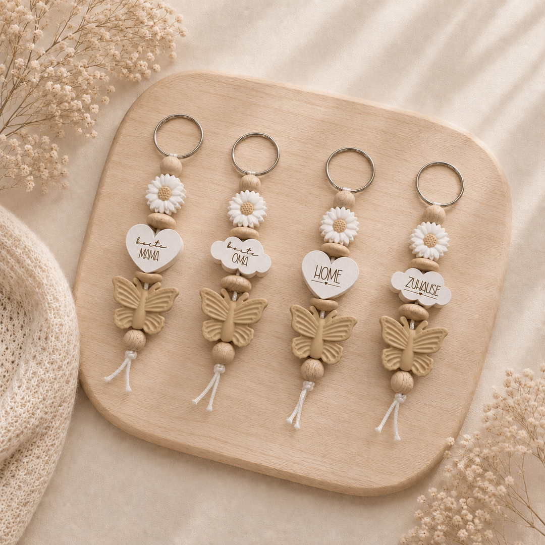 Personalisierter Schlüsselanhänger Blume und Schmetterling mit Wunschgravur