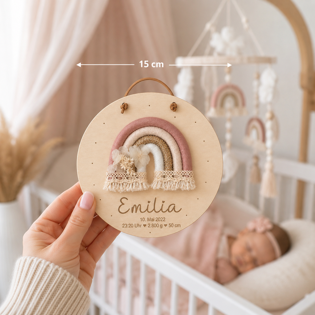 personalisiertes Geburtsschild aus Holz mit Makramee Regenbogen