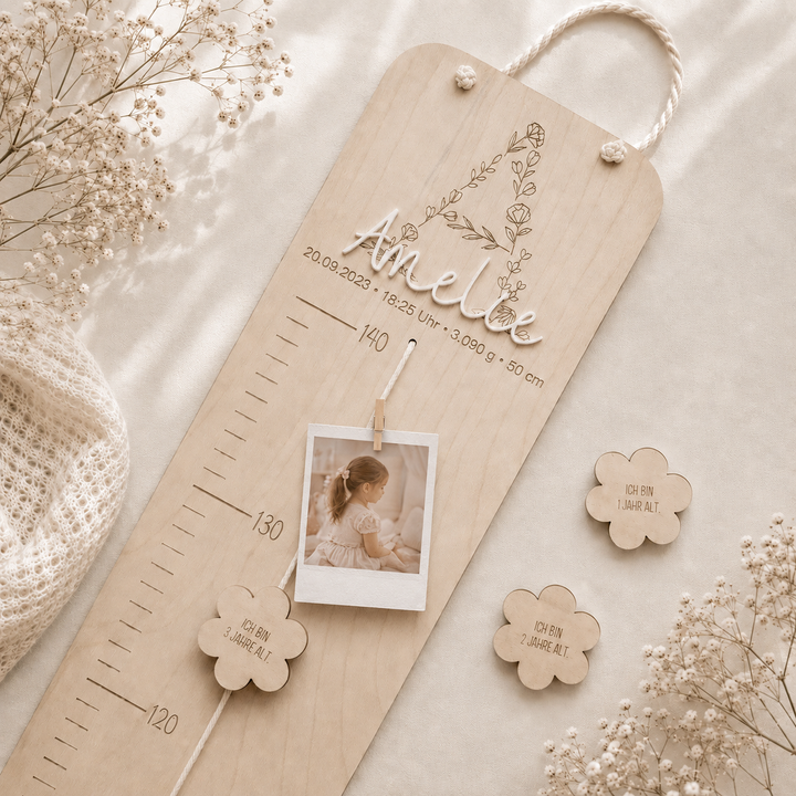personalisierbare Kindermesslatte mit blumigen Buchstaben