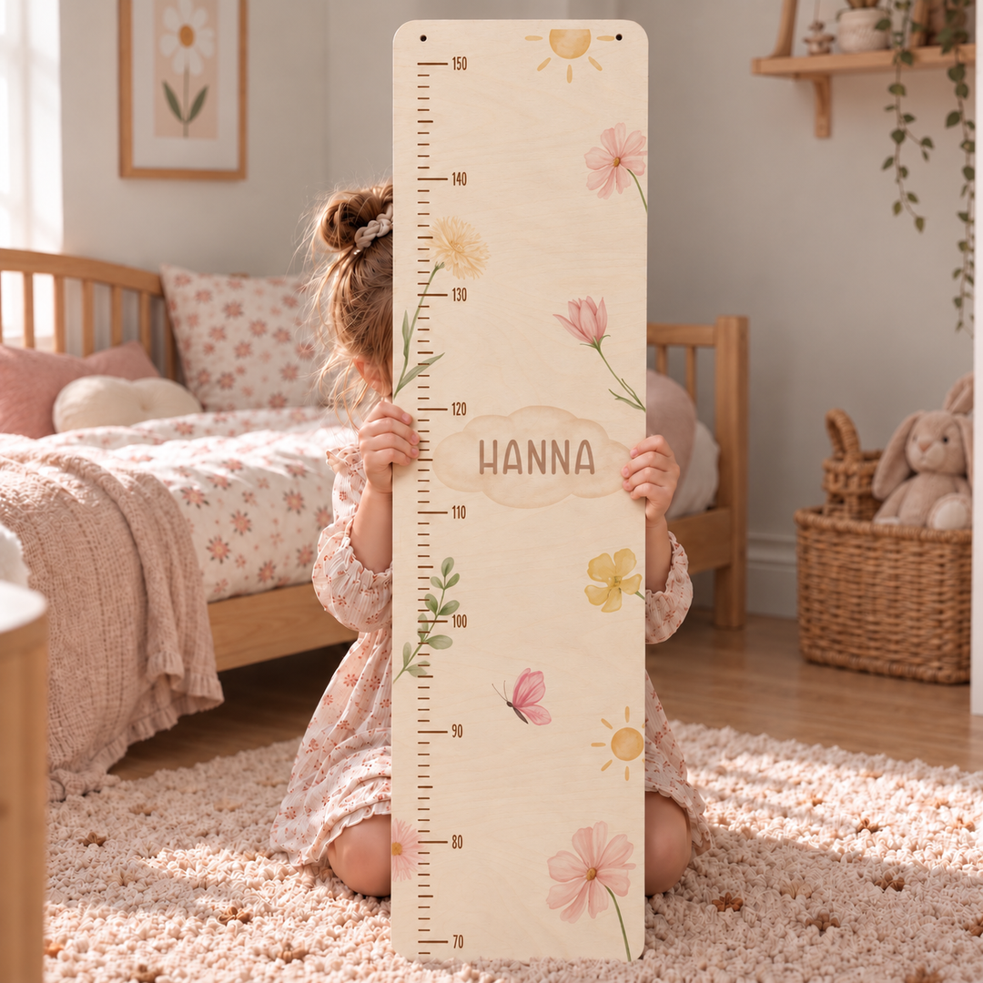personalisierbare Kindermesslatte mit Blumen und Schmetterling