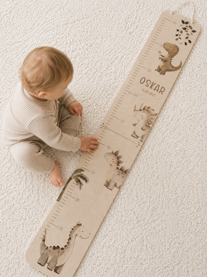 personalisierbare Kindermesslatte mit kinderechten Dinos