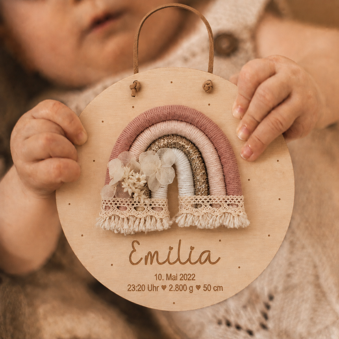 personalisiertes Geburtsschild aus Holz mit Makramee Regenbogen
