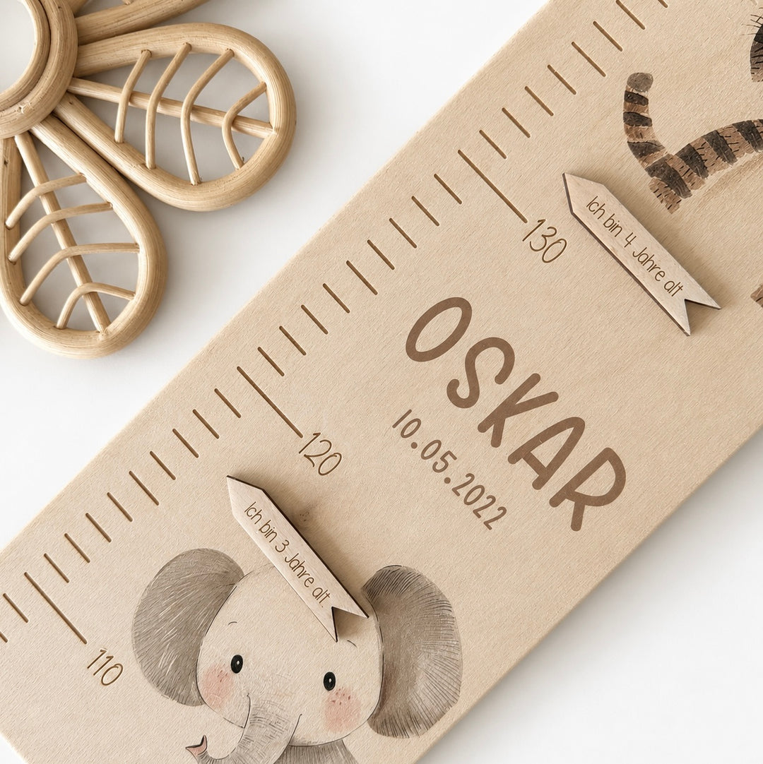 personalisierbare Kindermesslatte mit niedlichen Safari-Tieren