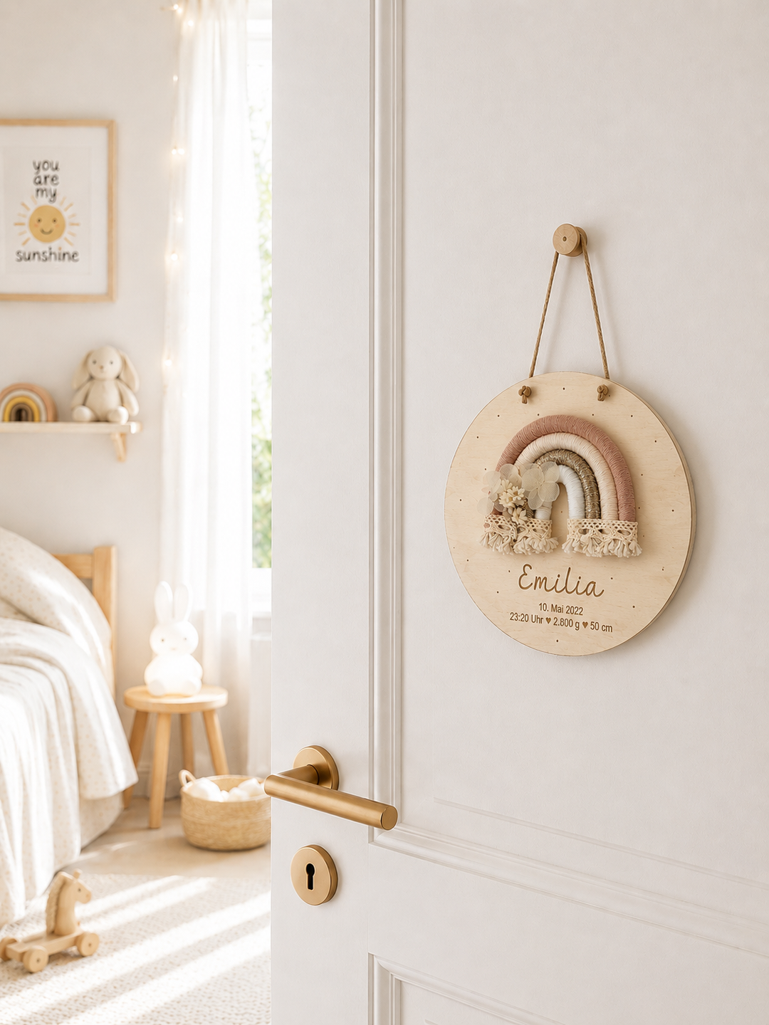 personalisiertes Geburtsschild aus Holz mit Makramee Regenbogen