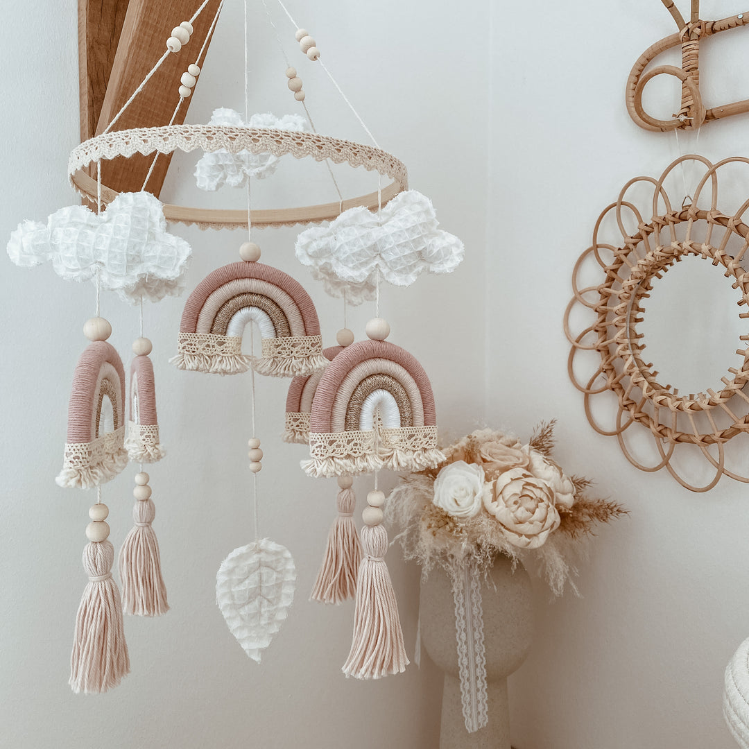 Boho Baby-Mobile mit Regenbogen und Wolken – handgefertigte Kinderzimmerdeko
