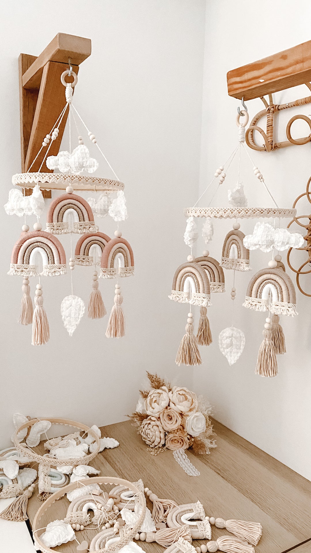 Boho Baby-Mobile mit Regenbogen und Wolken – handgefertigte Kinderzimmerdeko