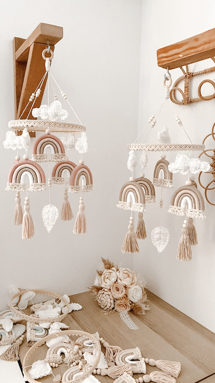 Boho Baby-Mobile mit Regenbogen und Wolken – handgefertigte Kinderzimmerdeko