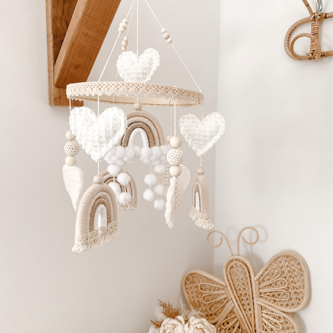 Boho Baby-Mobile mit Regenbogen und Herzen , Wickeltisch geeignet