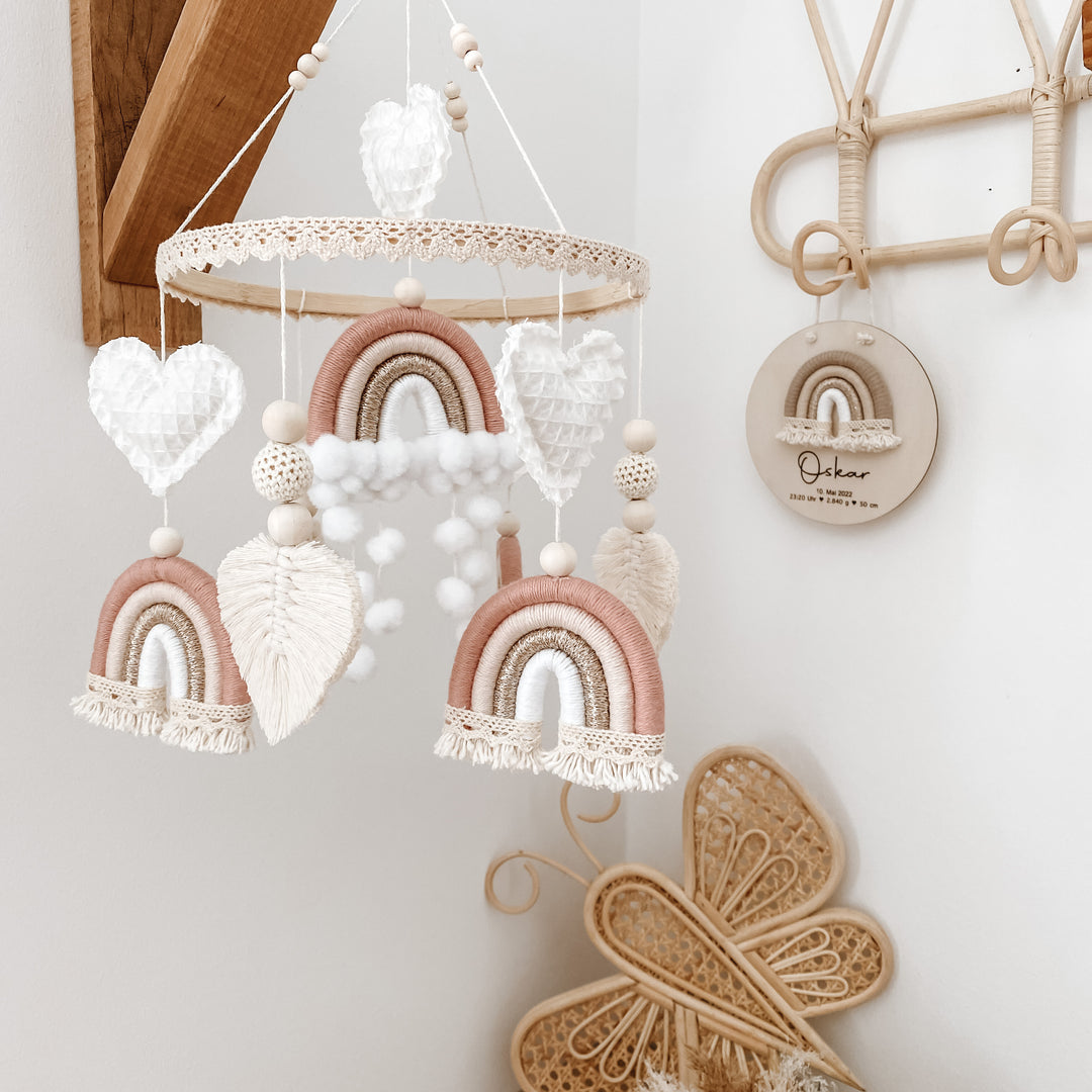 Boho Baby-Mobile mit Regenbogen und Herzen , Wickeltisch geeignet
