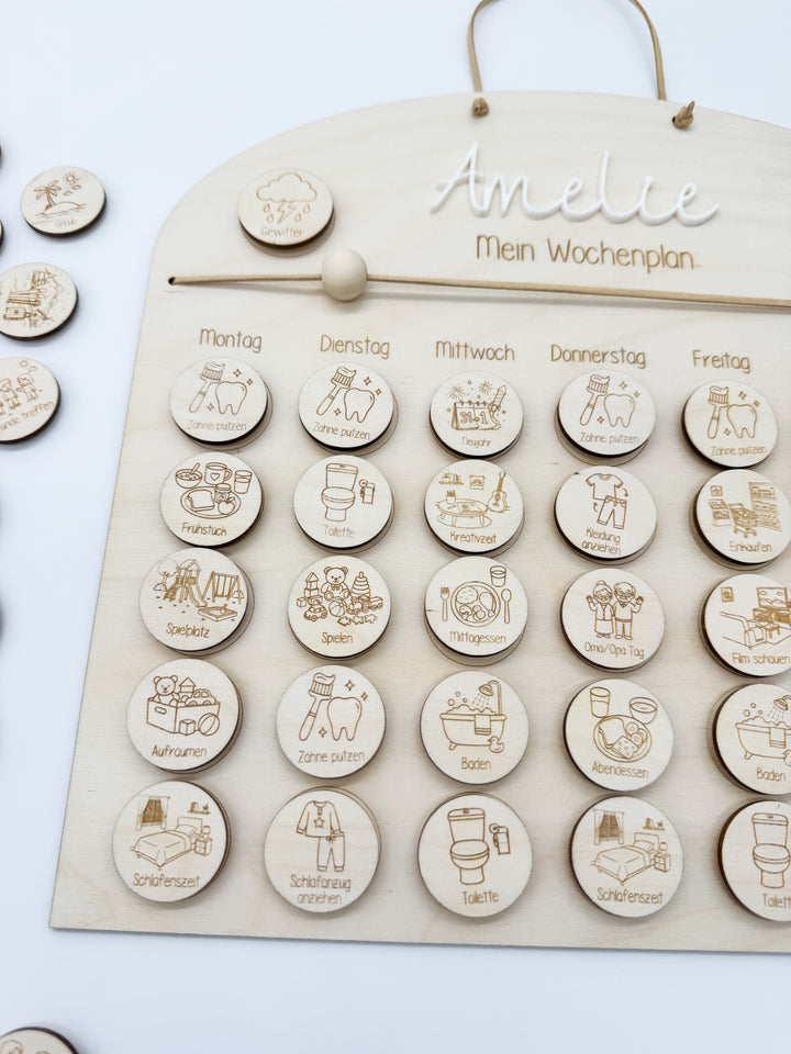 Personalisierter Wochenplan aus Holz